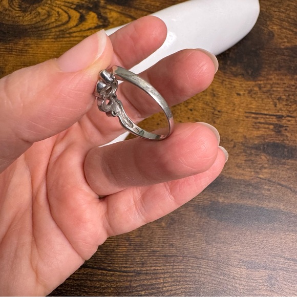 Sterling Silver Wavy Ring with Bezel CZ Stones size 9 Hallmarked 925 - Picture 6 of 12